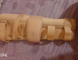 Knee immoblizer brace