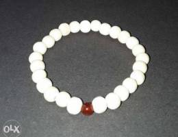 White wood beaded bracelet