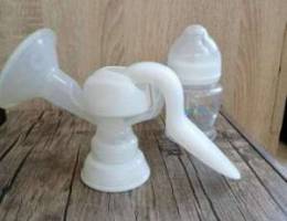 Manual breast pump