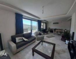 A decorated 250 m2 apartment with view for...