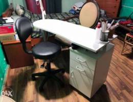 Manicure table with chair used only 4 mont...