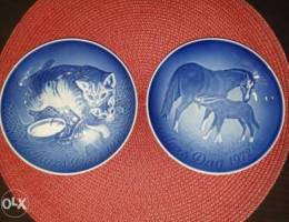 2 decorative plates