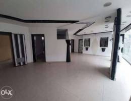 A 220 m2 showroom for rent with a city vie...