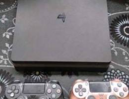 ps4 slim 1000gb like new 2 controllers