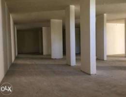 A 750 m2 showroom / warehouse for rent in ...