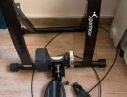 Bike trainer with noise reduction wheel