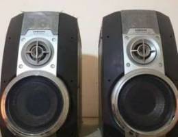 2 Samsung speakers