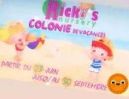 jeune fille pour une colonie de vacances