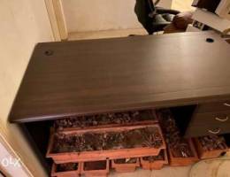 table with 3 drawer in very good condition