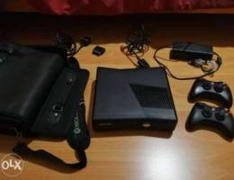 Xbox 360 + 2 controller + 8 games +bag